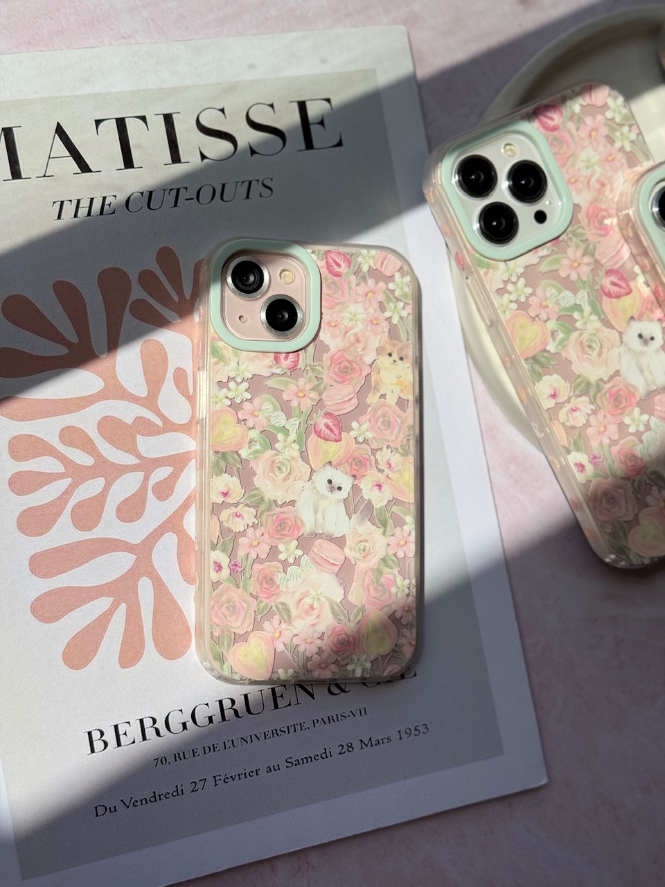 قاب پیشی در باغ گل